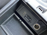 センターコンソール内にUSB端子2個&AUXミニジャック1個 ミュージックプレーヤー接続でお気に入りの音楽を楽しむことが出来ます♪Apple CarPlay 、Android Auto 対応です