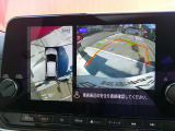 空から見下ろすような視点で、スムースな駐車と安全確認をサポートします。