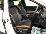 乗員を包み込むような造形と圧迫感を感じにくい水平な見晴らしで運転に集中できる空間の運転席!リフトアップしたことで、ヒップポイントが高くなり、乗降車もしやすくなっています!