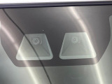 【スマートアシスト】走行中に前方の車両等を認識し、衝突しそうな時は警報とブレーキで衝突回避と被害軽減をアシスト。より安全にドライブをお楽しみいただけます。