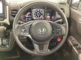ハンドルにHondaセンシング系のクルーズコントロールやレーンキープアシストなどのスイッチと、オーディオの操作スイッチが装備されています。ハンドルから手を離さず安全に操作できます。