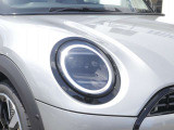 【シグネチャー・ライティング】最新のLED技術を駆使したヘッドライト。カスタマイズ可能な点灯パターンで自分らしさを演出できます。レンズ内の緻密なディテールは、新型モデルならではの質感の高さです。