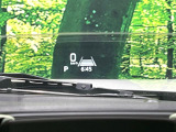 【ヘッドアップディスプレイ】現在の速度や走行情報をデジタル表示で運転席前方のガラスに投影!運転中、目線をずらさず必要な情報を確認できるのでとっても便利で安心!