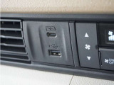 スマートフォンの充電等にも便利なUSB電源ソケット等も使いやすい場所に装備されています。