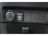 【アクセサリーソケット】12Vのカー用品等の電源供給が可能です。