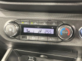 【オートエアコン】一度お好みの温度に設定すれば、車内の温度を検知し風量や温度を自動で調整。暑い…寒い…と何度もスイッチ操作をする必要はありません。快適な車内空間には必須の機能ですね♪