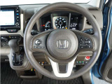 【Honda SENSING】 カメラ等装置で精度の高い検知能力を発揮、安全運転を支援します。ステアリング上のコントローラーに注目!
