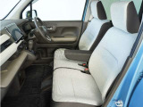 運転席と助手席は足元が繋がっているので自由に行き来しやすいので駐車場が狭いときでも助手席側からスムーズに乗り降りできて便利!