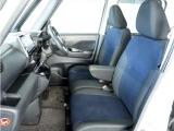 運転席と助手席は足元が繋がっているので自由に行き来しやすいので駐車場が狭いときでも助手席側からスムーズに乗り降りできて便利!