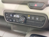 【オートエアコン】一度お好みの温度に設定すれば、車内の温度を検知し風量や温度を自動で調整。暑い…寒い…と何度もスイッチ操作をする必要はありません。快適な車内空間には必須の機能ですね♪