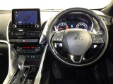 運転の際、常に目にする部分だけにシックで飽きのこないデザインが良いですね。