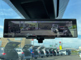 インテリジェントルームミラーは、車両後方のカメラ映像をミラー面に映し出すので、同乗者や積み荷などの車内状況や、天候などに影響されずいつでもクリアな後方視界が得られます。