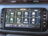 ナビゲーション+AV 2画面表示(デュアルウィンドウ)、TV、FM/AM、Bluetooth Audio、SDカード、DVD再生、 CD録音/再生、ハンズフリーフォン、スマホ、Nissan Connectサービス対応の高性能大型ナビです。