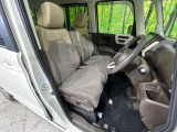 運転席まわりには十分なスペースがあり、大柄な方でもゆったり運転していただける環境です。