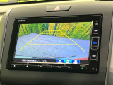 【バックカメラ】駐車時に後方がリアルタイム映像で確認できます。大型商業施設や立体駐車場での駐車時や、夜間のバック時に大活躍!運転スキルに関わらず、今や必須となった装備のひとつです!