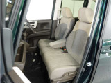 運転席と助手席は足元が繋がっているので自由に行き来しやすいので駐車場が狭いときでも助手席側からスムーズに乗り降りできて便利!