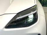 【LEDヘッドライト】悪天候や夜間走行時も良好な視界を確保し安心して運転できる高輝度LEDヘッドライトを装備!点灯速度が早く、消費電力も抑えられています。