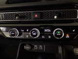 【左右独立オートエアコン】左右席で独立温度コントロールが可能です。運転席はキンキンに冷やして助手席はマイルドにと言った設定が可能です☆暑さ寒さでケンカすることもなくなりますね♪