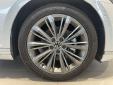 純正18インチアルミ!タイヤサイズは235/45R18です