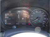 メーターパネル左側の液晶パネル表示で車両設定や装備のON/OFFが出来ます。