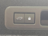 【パワーバックドア】スマートキーや運転席のボタンを押すだけでリアゲートが自動で開閉します!荷物を持っている時や、高い位置にあるバックドアを閉める際に便利な機能です♪