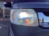 【LED・HIDヘッドライト】 ハロゲンヘッドライトに比べて大光量で、遠方視認性を向上させてくれる為、悪天候や夜間の運転をより安全にサポートしてくれます