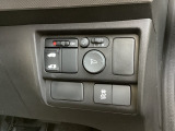 左側電動スライドドアは運転席からでも操作ができるように、ハンドル付近に開閉の操作スイッチが付いています。