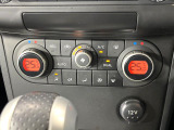 【左右独立型フルオートエアコン】運転席と助手席でそれぞれお好みの温度に設定可能。同乗者にも配慮した、快適な空調をお届け致します。