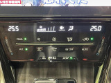 【左右独立型フルオートエアコン】運転席と助手席でそれぞれお好みの温度に設定可能。同乗者にも配慮した、快適な空調をお届け致します。