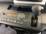 5速AT車のセレクトレバーです。低速から高速までスムーズな走りを実現するとともに、エンジン効率のよい領域を維持することで燃費にも貢献します。