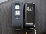 ◆スマートキー◆カギをバッグやポケットに入れたままでもドアロックの開閉ができる『スマートキー』付き!雨天や暗くなってもカギを取り出す必要がなくドアの開錠&エンジンも始動できます