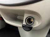 【アクセサリーソケット(電源ソケット)】電源からケーブルをつなげば、スマートフォンなどの電子機器の充電などを行うことができます!ゲーム機器や、カメラの充電にも便利ですね。