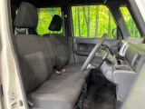 運転席まわりには十分なスペースがあり、大柄な方でもゆったり運転していただける環境です。