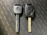 キーレスエントリー付きですので、ドアの開け閉めの際にボタン操作でキーの差し込み不要です。通常のキーもスペアとして用意しております。