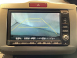 バックでの車庫入れも安心です! リアカメラが付いているバックモニター付のナビを装備しております。操作線もついており距離感も画面から確認できます。