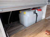 ★キャビネット内部には各12Lの給排水タンクが完備されており車内での洗顔や手洗い歯磨きなどに重宝します★