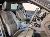 【コックピットシート】BMW車の主役席。車体中央にくる様に配置し車両重心とが一致する事でドライバーと車との一体感あるドライビングを実現。人間工学に基づき形成した形状が長時間のドライブ疲労も軽減します!