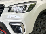 【LEDヘッドライト】悪天候や夜間走行時も良好な視界を確保し安心して運転できる高輝度LEDヘッドライトを装備!点灯速度が早く、消費電力も抑えられています。