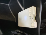 グローブBOX内のカードの取り出しもしやすい場所にETCがついています。高速道路の料金所の通過もラクラクです!。