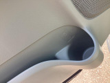 ドアポケットにペットボトルドリンクホルダー付いています。