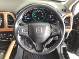 ハンドルにHondaセンシング系のクルーズコントロールやレーンキープアシストなどのスイッチと、オーディオの操作スイッチが装備されています。ハンドルから手を離さず安全に操作できます。