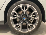 BMWの純正アロイホイールは軽量かつ強度にも優れているホイールで走行性能を引き上げる設計になっております。足元にもBMWは妥協がなくこだわっている個所になります。