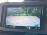【バックカメラ】駐車時に後方がリアルタイム映像で確認できます。大型商業施設や立体駐車場での駐車時や、夜間のバック時に大活躍!運転スキルに関わらず、今や必須となった装備のひとつです!
