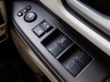 電動格納ドアミラー、全席パワーウィンドー仕様です。