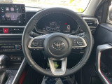 インテリアに合わせたデザインのステアリングは、運転される方のことも考え、運転しやすい形状、大きさです。是非一度、実際に触ってお確かめください。