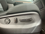 運転席は電動パワーシート付です。細かな動きでお客様のドライビングポジションを確保できます