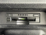 【ETC】有料道路を利用する際に料金所で停止することなく通過できる、ETC車載器(ノンストップ自動料金収受システム機器)が装備されています。セットアップを行うことで利用可能になります。