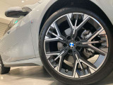 BMWの純正アロイホイールは軽量かつ強度にも優れているホイールで走行性能を引き上げる設計になっております。足元にもBMWは妥協がなくこだわっている個所になります。