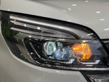 【LEDヘッドライト】悪天候や夜間走行時も良好な視界を確保し安心して運転できる高輝度LEDヘッドライトを装備!点灯速度が早く、消費電力も抑えられています。