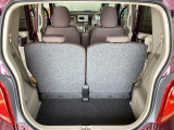 開口部も広く荷物の積み下ろしもしやすいお車となっております。シートの背もたれは5:5の割合で分割して可倒できるので、長いお荷物などを載せることもできます。